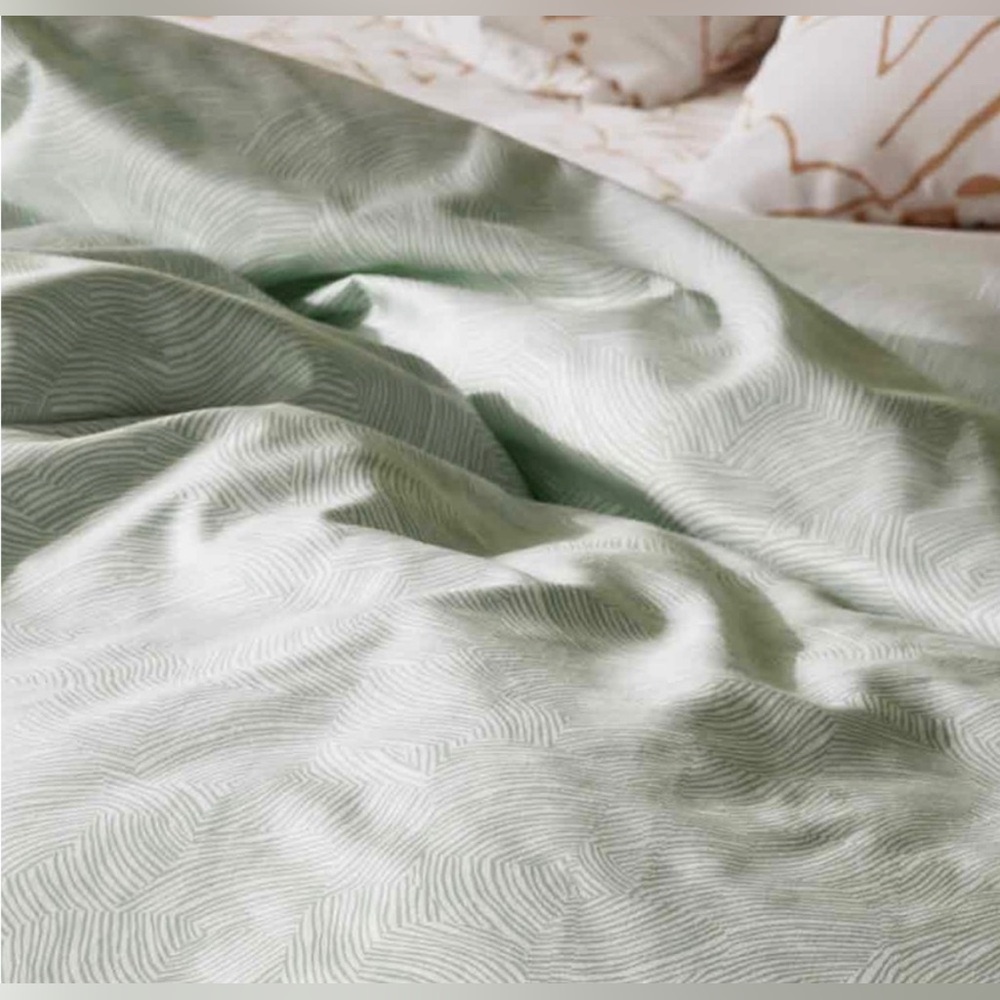 Brooklinen luxe sateen duvet cover & matching pillow cases